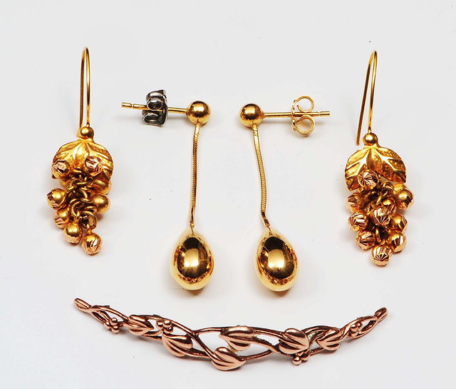 Appraisal: A pair of ct gold drop earringswith stylised settings together