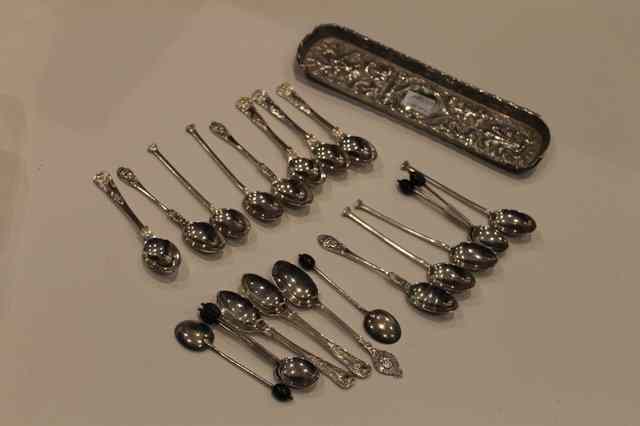 Appraisal: A SET OF FIVE SEAL PATTERN SILVER COFFEE SPOONS a