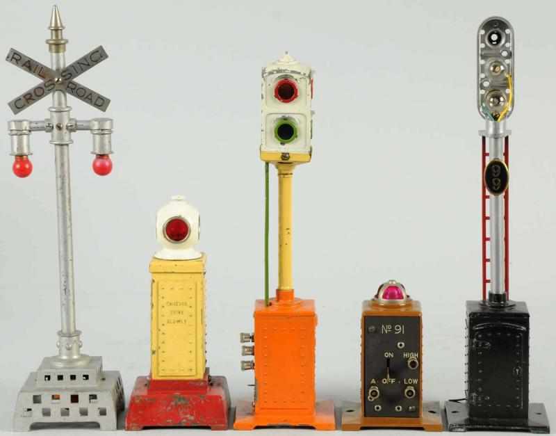 Appraisal: Lot of Lionel Signals Semaphores American Pre-war Includes no stoplight