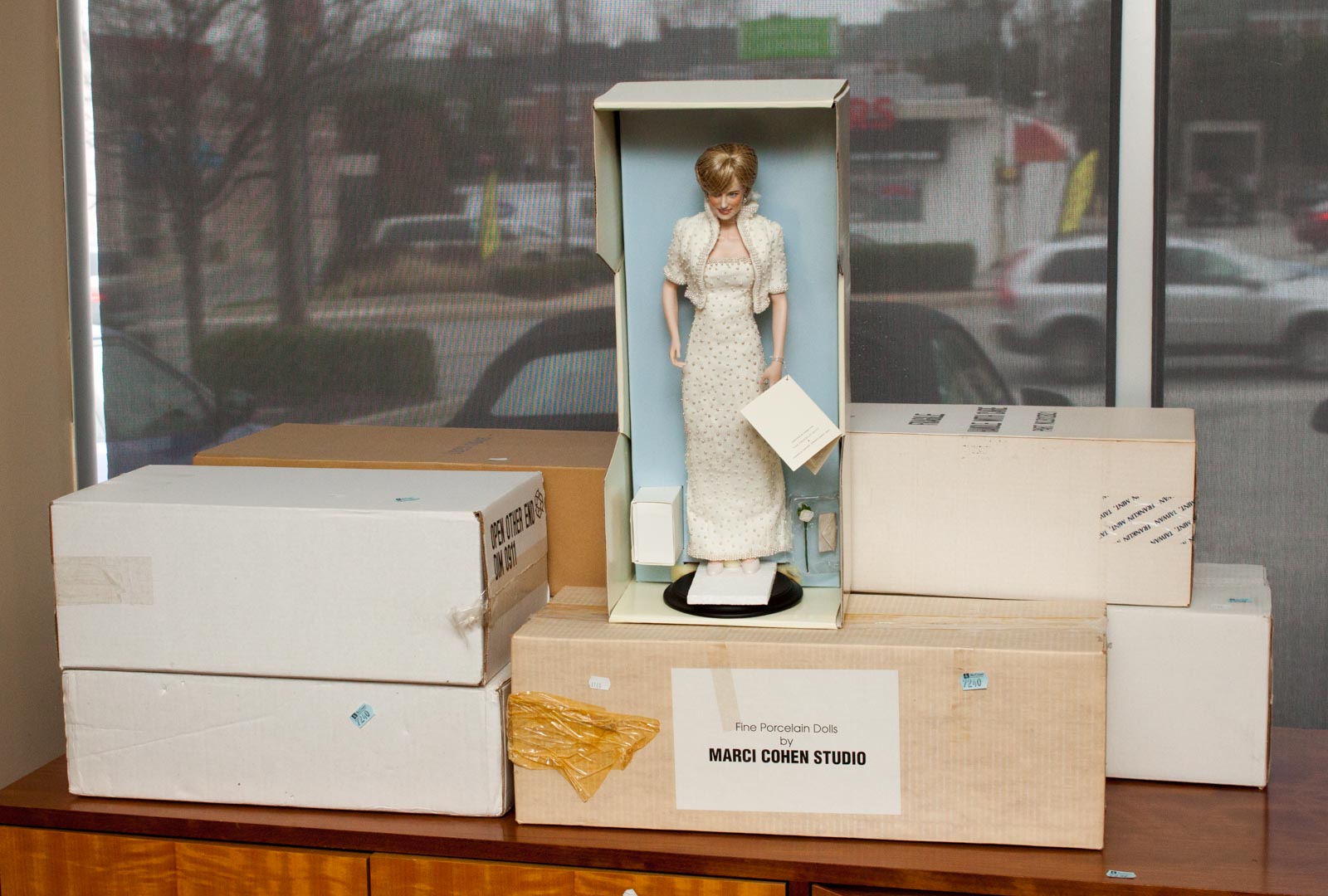 Appraisal: Eight designer dolls with boxes