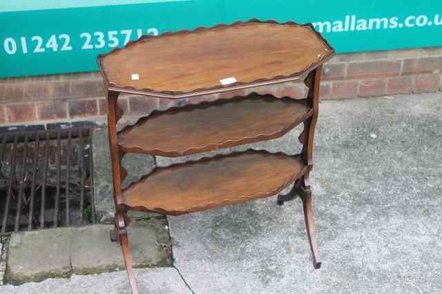 Appraisal: AN EDWARDIAN MAHOGANY THREE TIER WHATNOT each tray with pie-crust