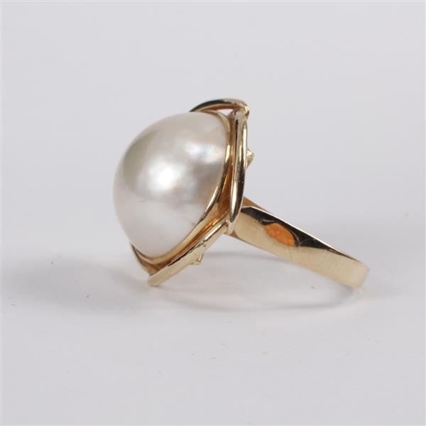 Appraisal: Yellow gold k mabe pearl ring dwt Size