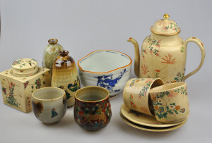 Appraisal: Various Japanese items including tea caddy teapot two cups and