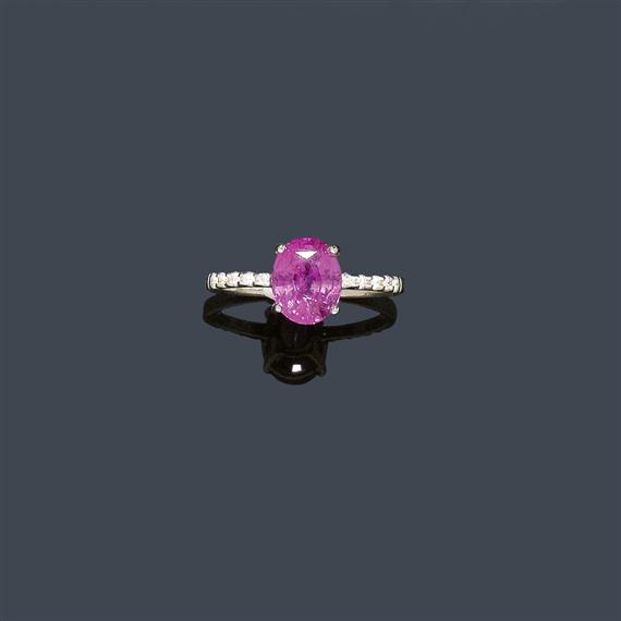 Appraisal: PINK CEYLON SAPPHIRE AND DIAMOND RING White gold Classic-elegant ring