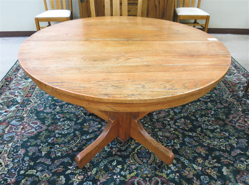 Appraisal: ROUND OAK PEDESTAL DINING TABLE American c having a D