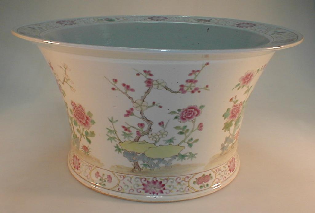 Appraisal: A Chinese Famille rose garden pot circular with an everted