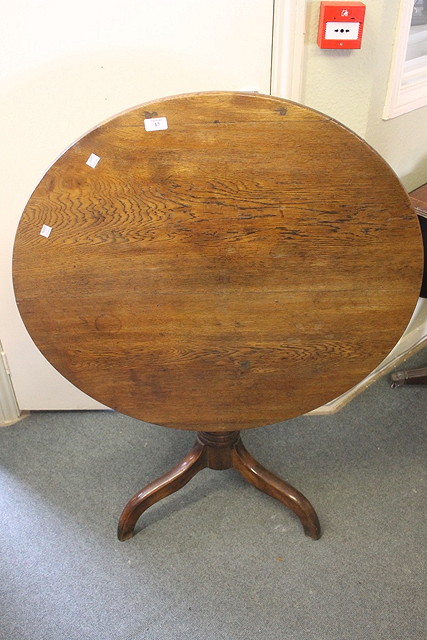 Appraisal: A GEORGIAN OAK TILT TOP TRIPOD TABLE cm diameter