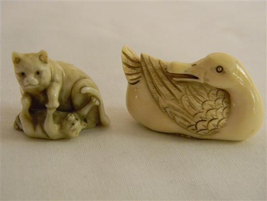 Appraisal: Japanese th C ivory netsuke depicting cats at play ''