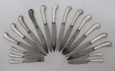 Appraisal: A set of twelve George I table knives with plain