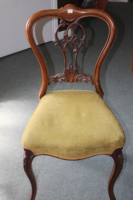 Appraisal: A SET OF FIVE VICTORIAN ROSEWOOD BALLOON BACK DINING CHAIRS