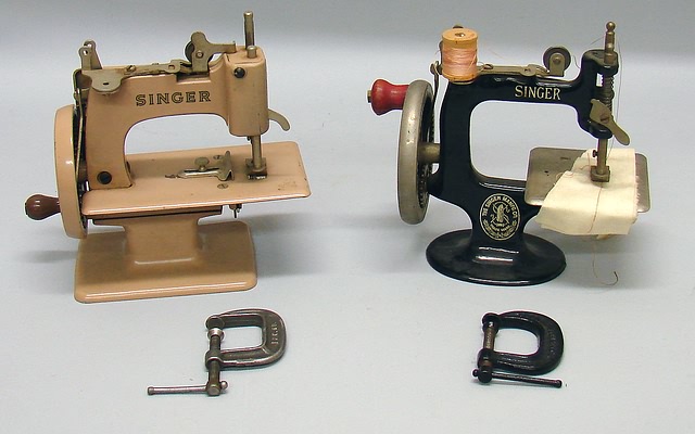 Appraisal: Pair of Singer sewing machines Black cast iron with metal