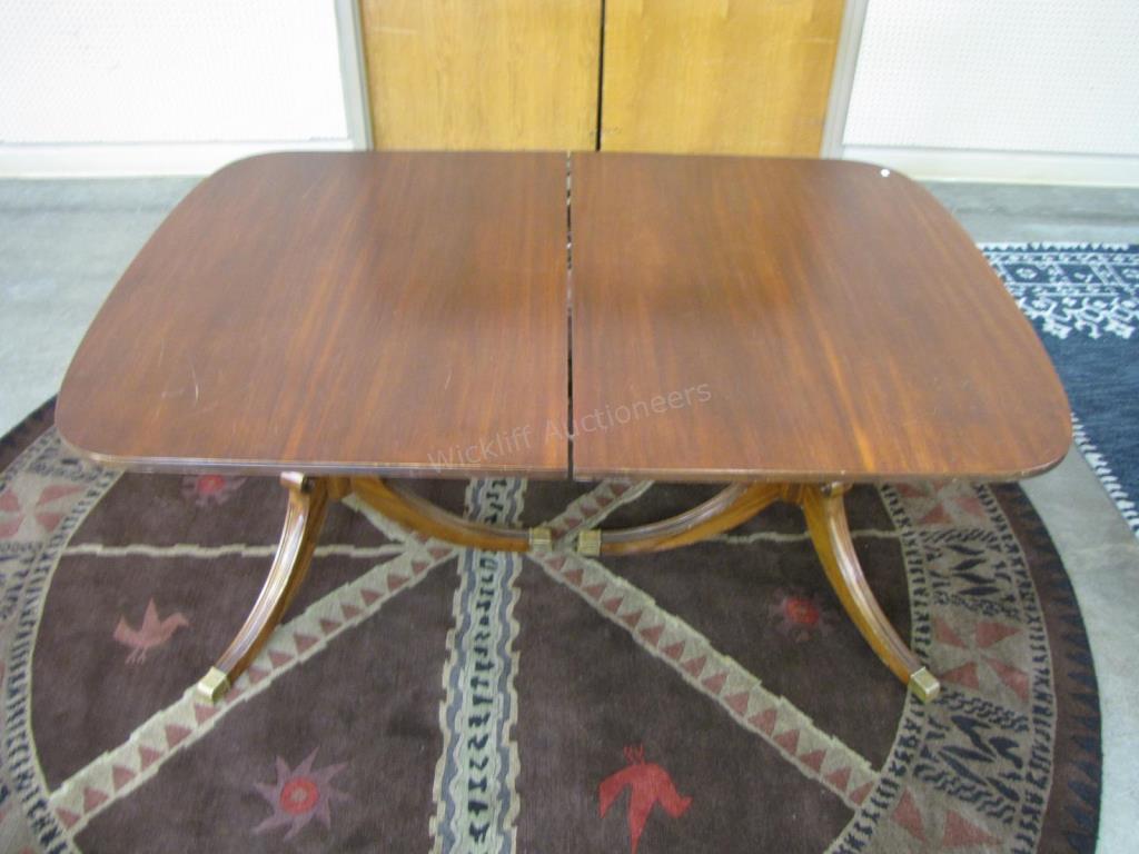 Appraisal: A mahogany dining table Duncan Phyfe style with reeded columns