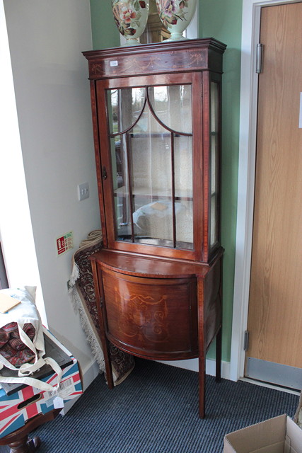 Appraisal: AN EDWARDIAN MAHOGANY DISPLAY CABINET with decorative inlay to the