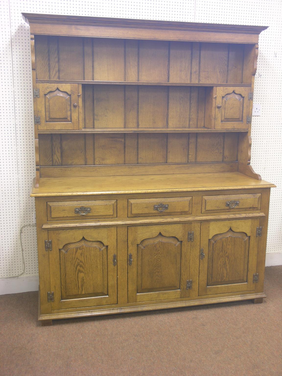 Appraisal: A fine quality Batheaston medium oak dresser twin-shelf plate rack