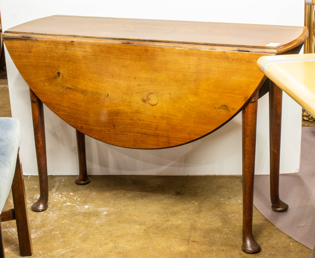 Appraisal: A GEORGIAN DROP LEAF TABLE A Georgian drop leaf table