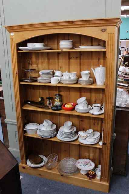 Appraisal: A TALL FLOOR STANDING PINE BOOKCASE with four adjustable shelves