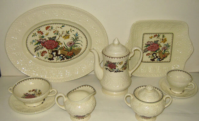 Appraisal: WEDGWOOD CREAMWARE DINNER SERVICE Bullfinch-Wellesley pattern USA patent comprising twelve