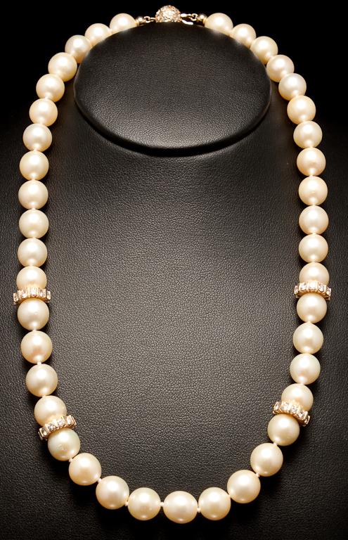 Appraisal: Lady's K yellow gold diamond and cultured pearl necklace pearls