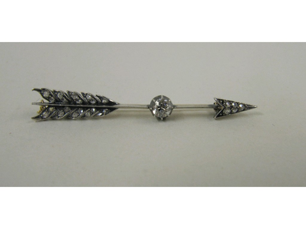 Appraisal: Edwardian bi colour metal diamond set arrow brooch with rough