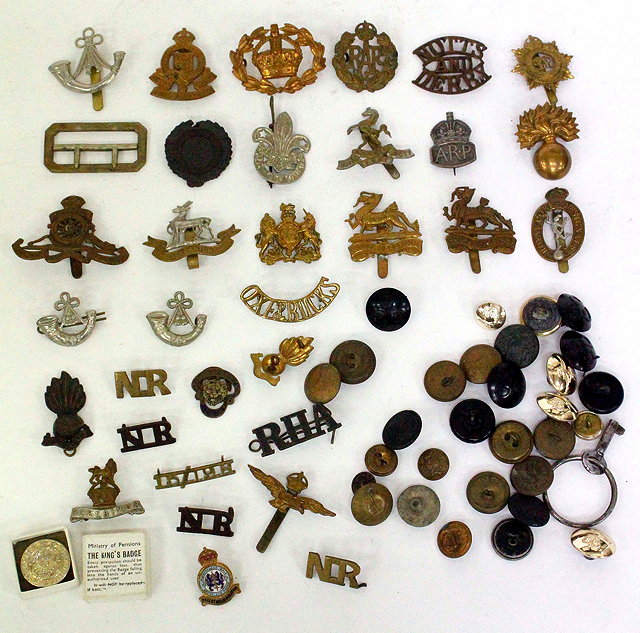 Appraisal: A QUANTITY OF VARIOUS MILITARY CAP BADGES and military buttons