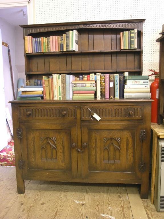 Appraisal: A medium oak dresser with two shelf plate rack two