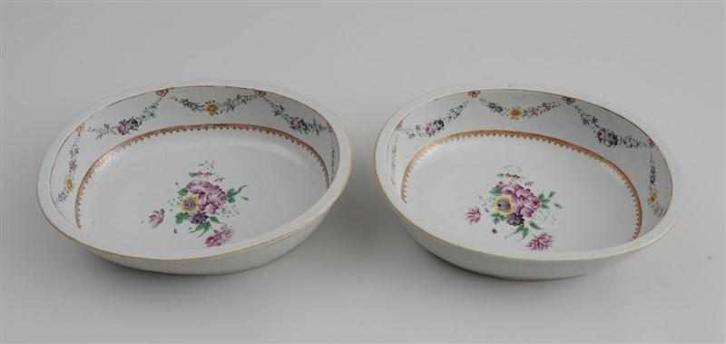 Appraisal: PAIR OF CHINESE EXPORT PORCELAIN FAMILLE ROSE OVAL BASINS Centered