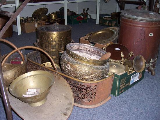 Appraisal: A copper tea urn and sundry brass