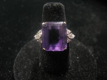 Appraisal: karat white gold amethyst ring Large central step cut amethyst