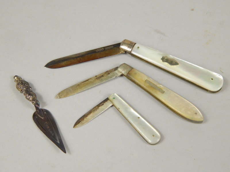 Appraisal: Various mother of pearl handled pen knives with silver blades