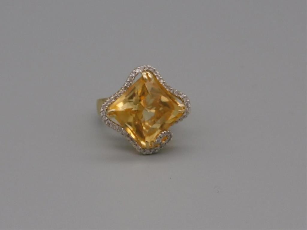 Appraisal: KT GOLD LADY'S RING SET WITH LARGE PRINCESS CUTcitrine surrounded