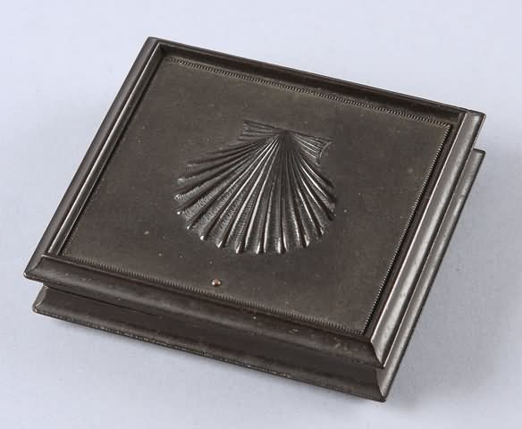 Appraisal: Sixth plate union case Scallop Shell Krainik- Case contains tintype