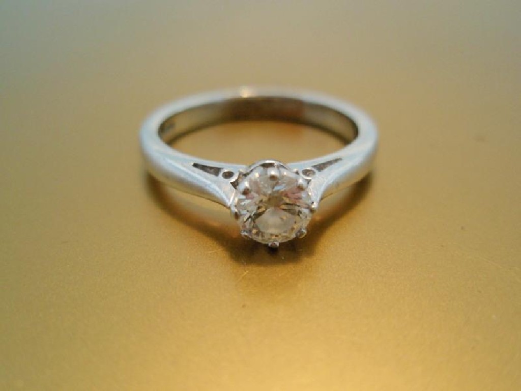 Appraisal: A diamond solitaire ring of ct approx set in platinum