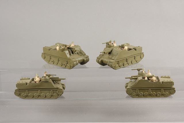 Appraisal: Lot of metal motorized mm tanks with crewmen