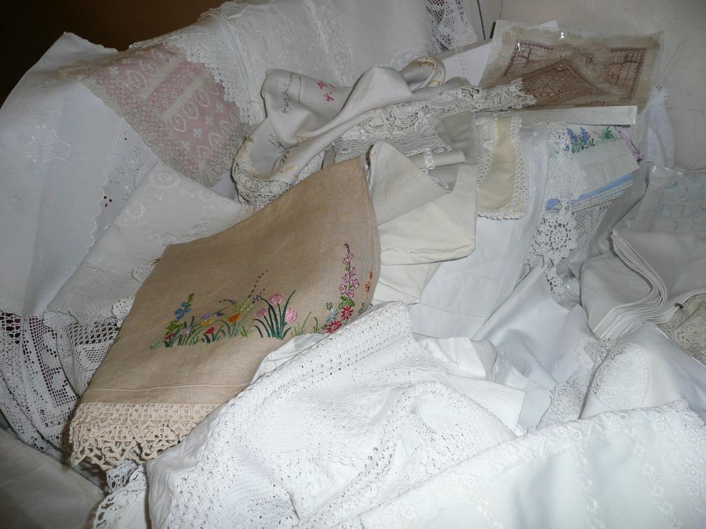 Appraisal: A quantity of pretty vintage linens - doilies pyjamas cases