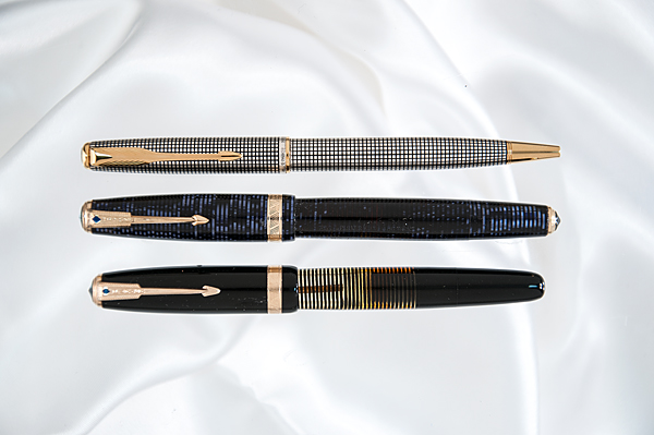 Appraisal: A pair of Vacumatic- Blue Diamond fountain pens Pen is