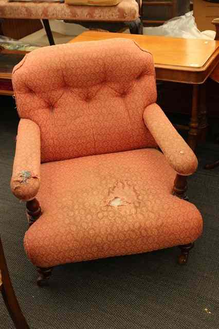 Appraisal: AN EDWARDIAN BUTTON BACKED OPEN ARMCHAIR on turned legs wide