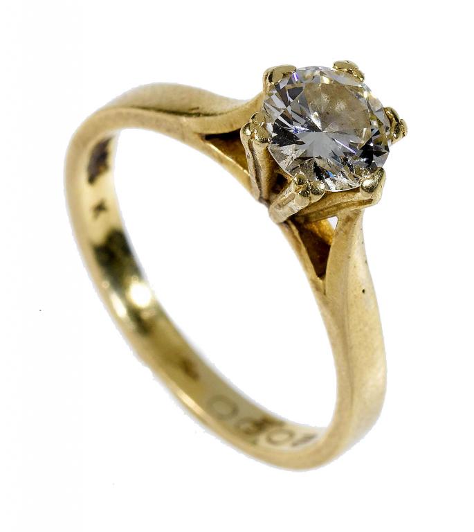 Appraisal: A DIAMOND SOLITAIRE RING with round brilliant cut diamond gold