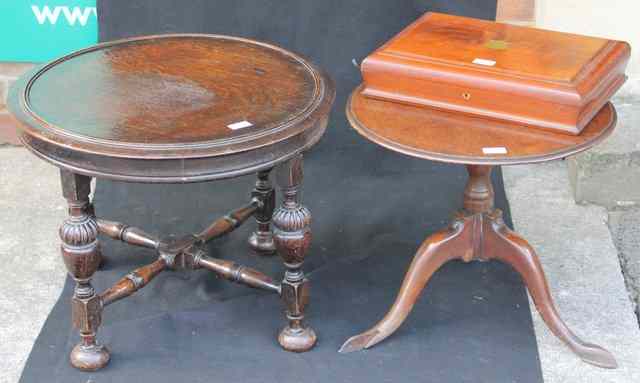 Appraisal: AN OAK OCCASIONAL TABLE of circular form on fluted baluster