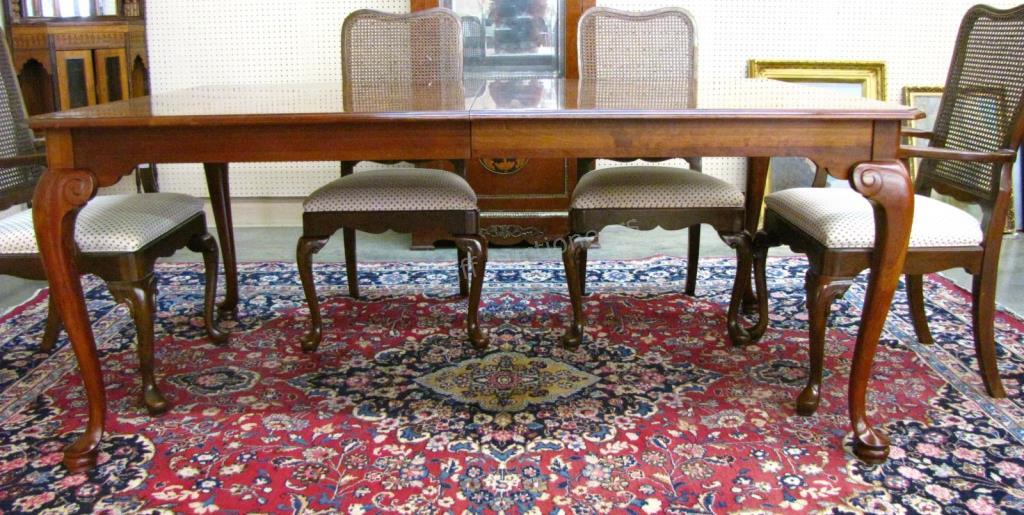 Appraisal: A period style dining table by Pennsylvania House x with