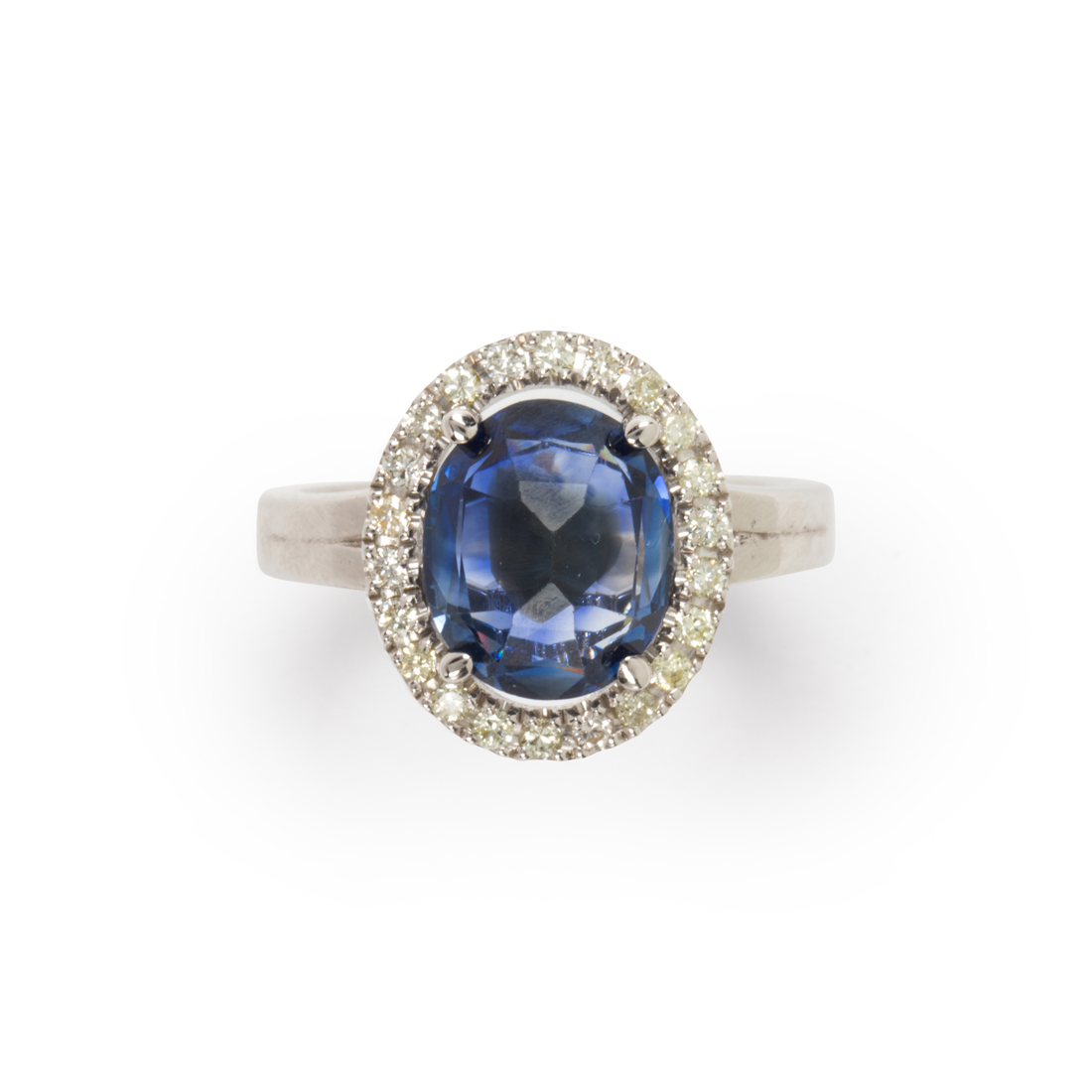 Appraisal: A SAPPHIRE DIAMOND AND EIGHTEEN KARAT WHITE GOLD RING A