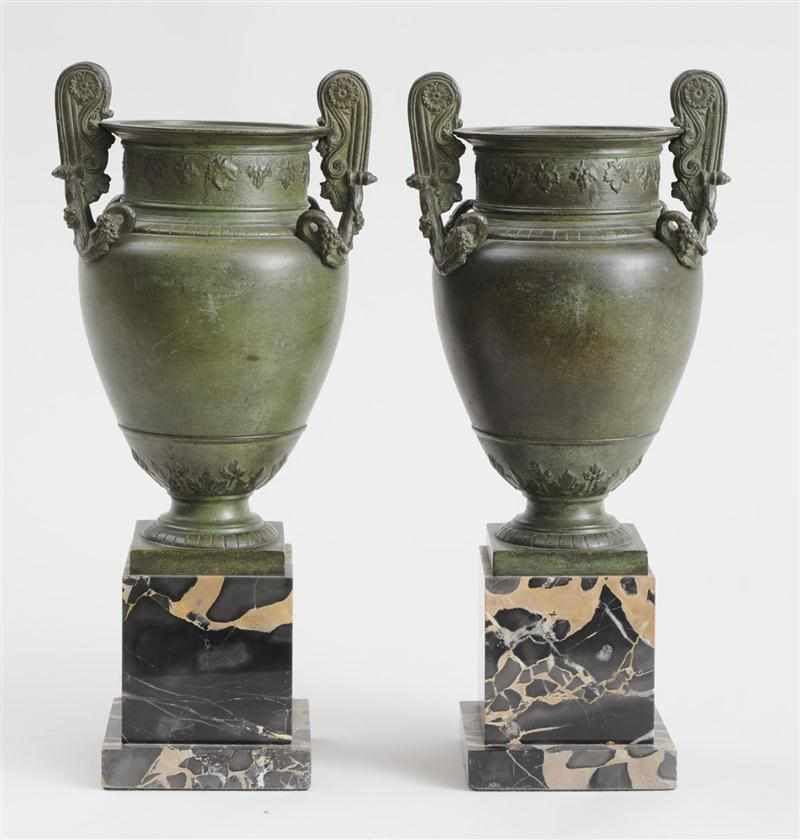 Appraisal: PAIR OF ITALIAN BRONZE PATINATED URNS AFTER THE ANTIQUE Each