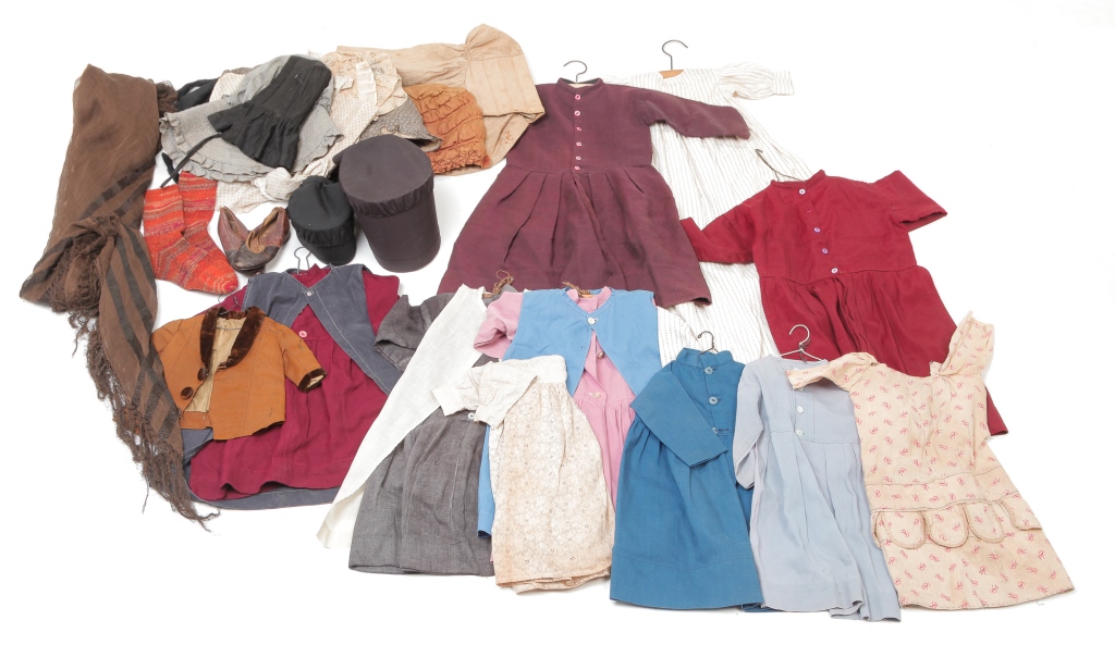 Appraisal: GROUPING OF CHILDRENS CLOTHING AND BONNETS Twentieth century Including hand