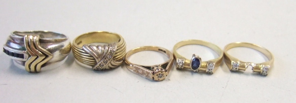 Appraisal: An ct gold and diamond set ring in a ridged