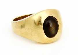 Appraisal: A ct gold oval black star sapphire signet ring size