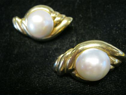 Appraisal: karat yellow gold and freshwater pearl earringsShell motif French clip