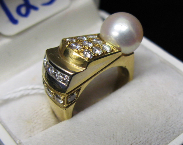 Appraisal: PEARL DIAMOND AND EIGHTEEN KARAT GOLD RING set with a