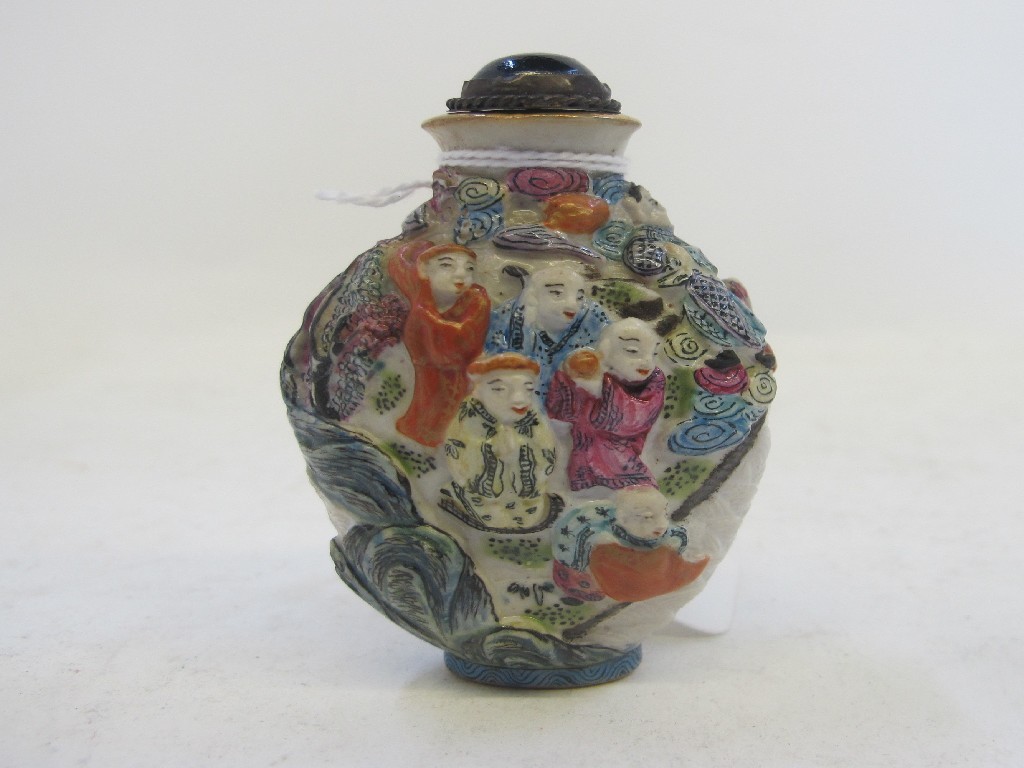 Appraisal: An oriental snuff bottle with figural decoration