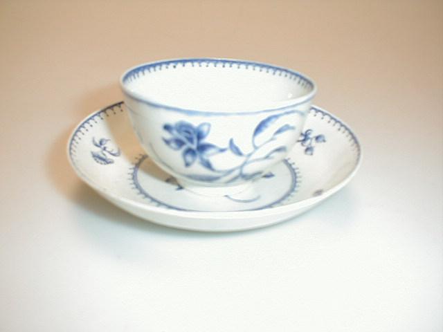 Appraisal: A First period Worcester tea bowl and saucer