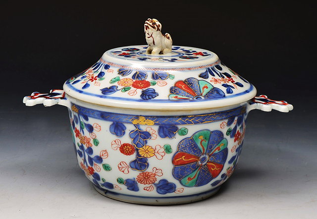 Appraisal: A CHINESE PORCELAIN TUREEN AND COVER with lion dog finial