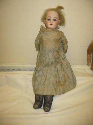 Appraisal: A Heinrich Handwerck bisque shoulder head girl doll with blue